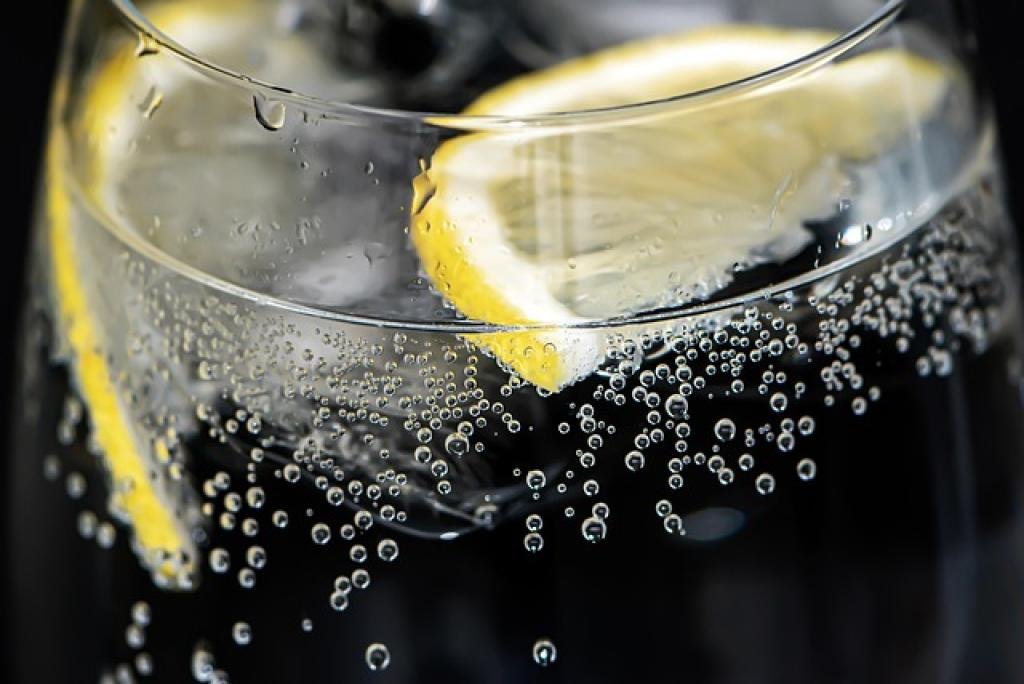 10 Simple Ways to Stay Hydrated All Day Long 1 17590189254535JsaOdN7kIM