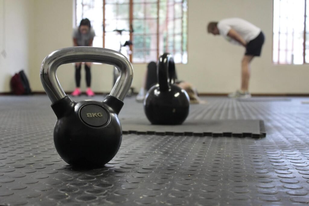 Kettlebell Workout App vs Personal Trainer: Which Is Best for Your Home Gym? 1 A home gym setup comparing a kettlebell workout app vs personal trainer for beginner routines.